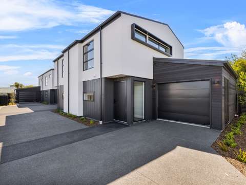 Somerfield 2房  Spacious new Townhouse + Garage - Prime Location
