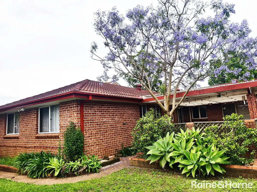 Right across the public school! Close to all Ingleburn amenities!