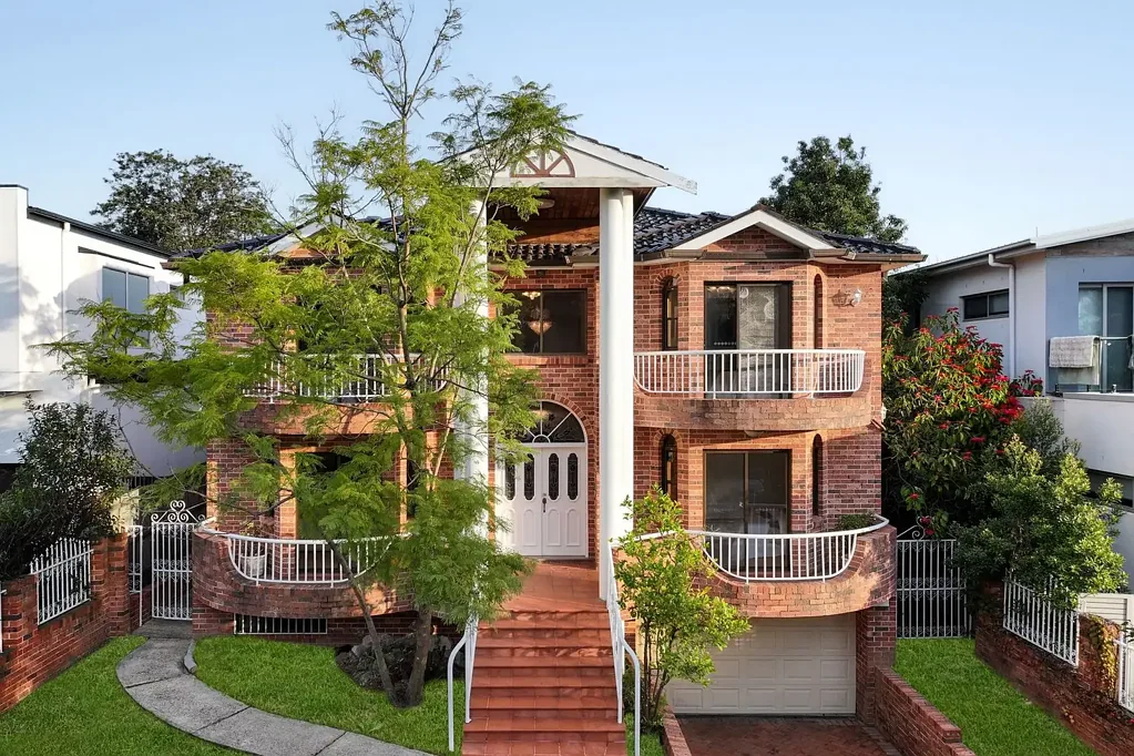 Strathfield 6chambre Blue ribbon double brick family estate set on an impressive 746sqm parcel