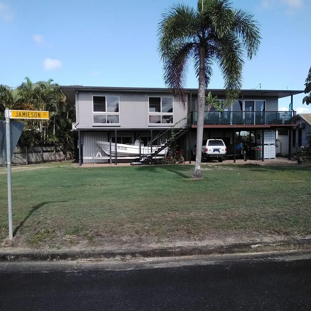 Cardwell 4房  4 Bedroom, 2 bathroom cool, highset with views to the Island and mountains.