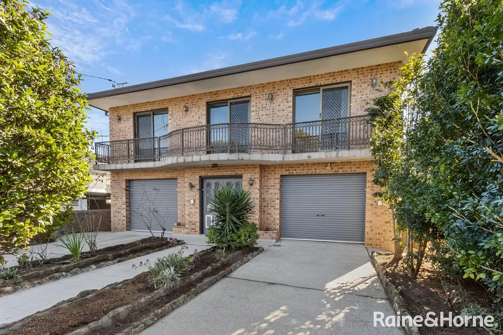 Large 4 bedroom property with views over Belmore Oval
