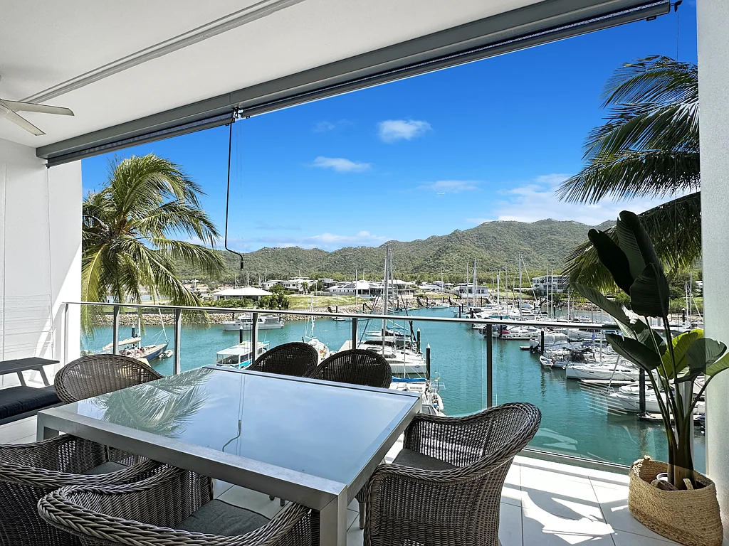 Nelly Bay 3Moenga Top floor waterfront apartment