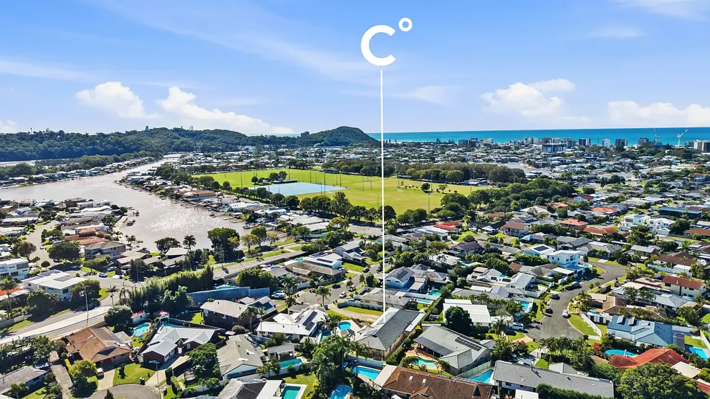 Palm Beach 4બેડરૂમ RENOVATED FAMILY HOME, LARGE 1,149m² BLOCK, PALM BEACH LIFESTYLE!
