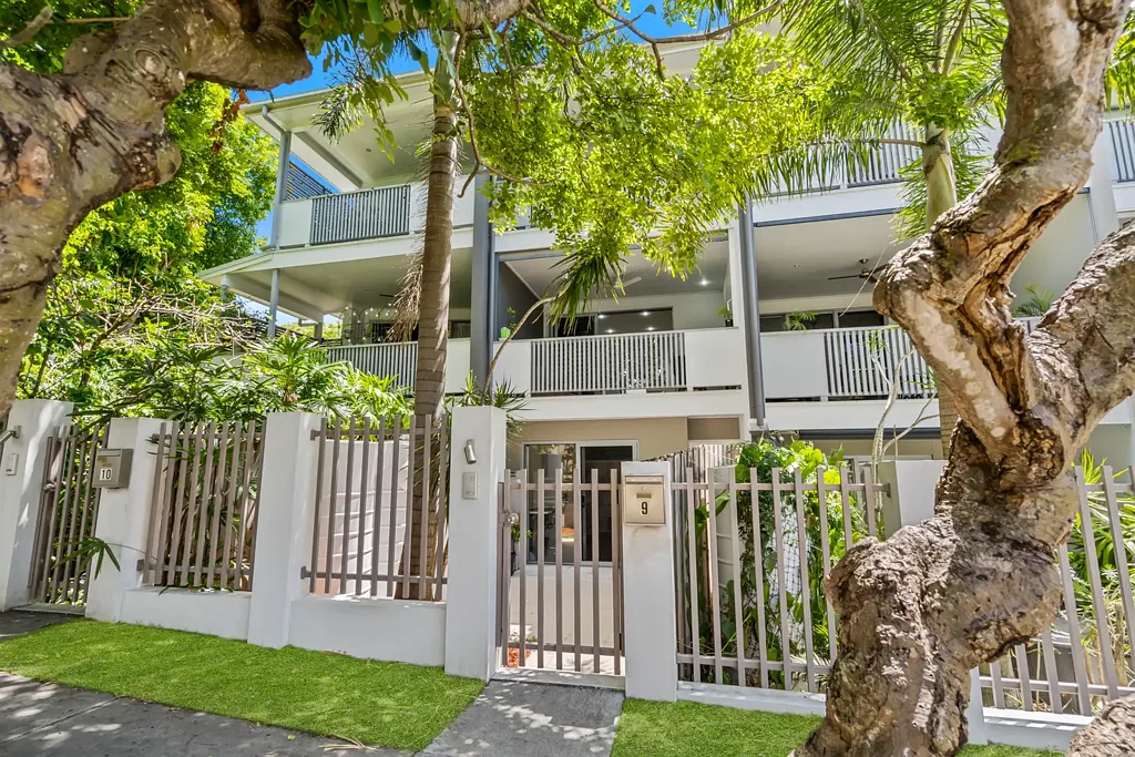 Yeerongpilly 2房 步行可达交通 学校 商店 咖啡馆 公园 设备齐全厨房 Gas烹饪 全屋空调 私人庭院 Solar panels 低管理费 Stylish Tri Level Town Home