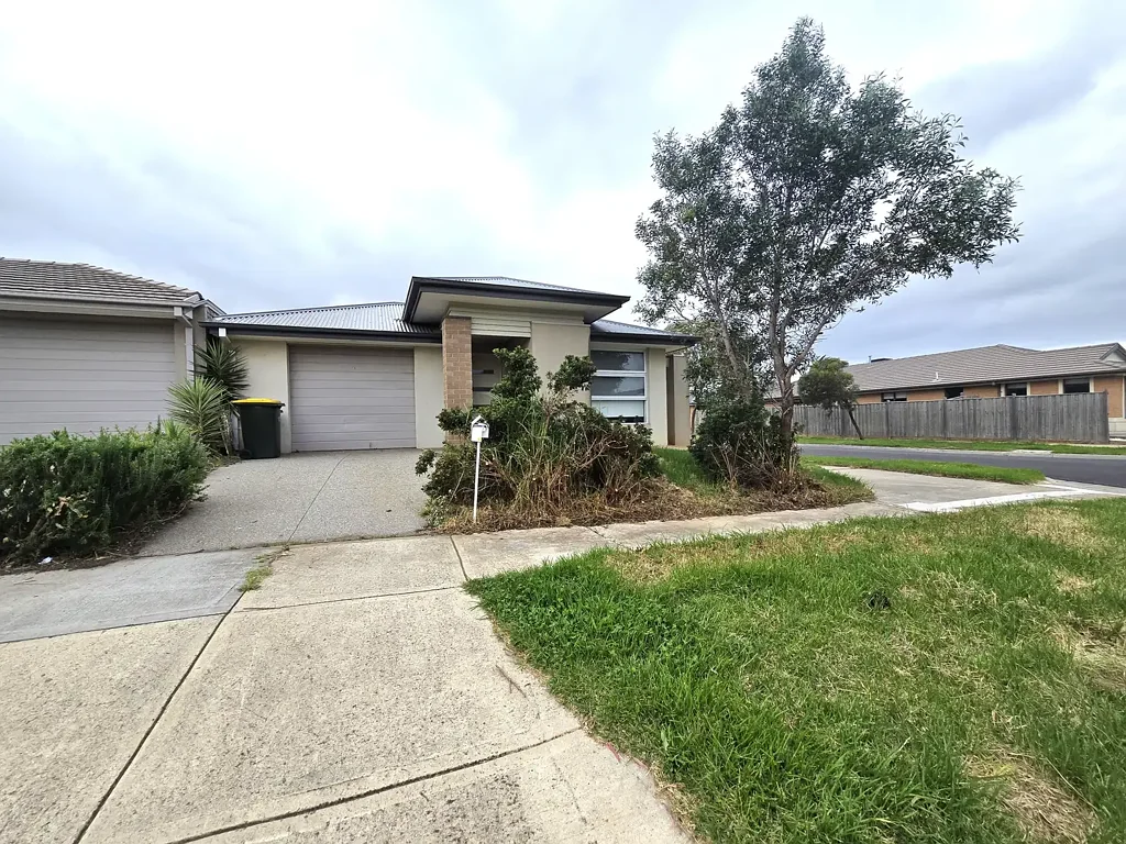 Spacious Family Home in Central Werribee!