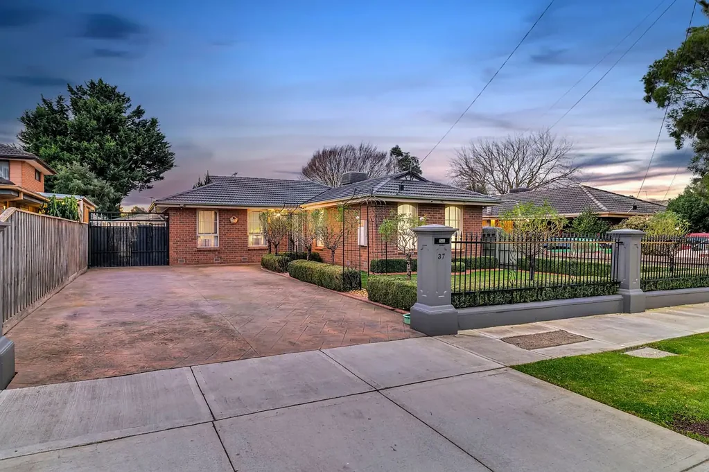 Charming Family Home with Spacious Outdoor Living in the Heart of Cranbourne!