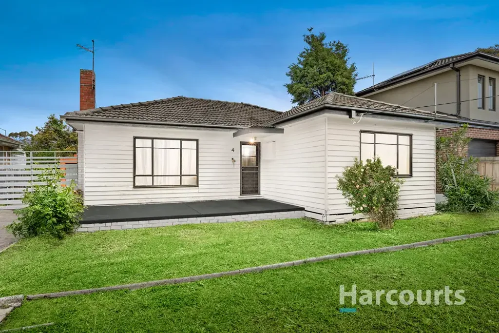 Oakleigh East 3房 Oakleigh东珍宝 702㎡阔地 Weatherboard住宅 潜力无限 学区房 公交便利 双车库 Endless Possibilities: Charming Home in a Thriving, Tree-Lined Locale