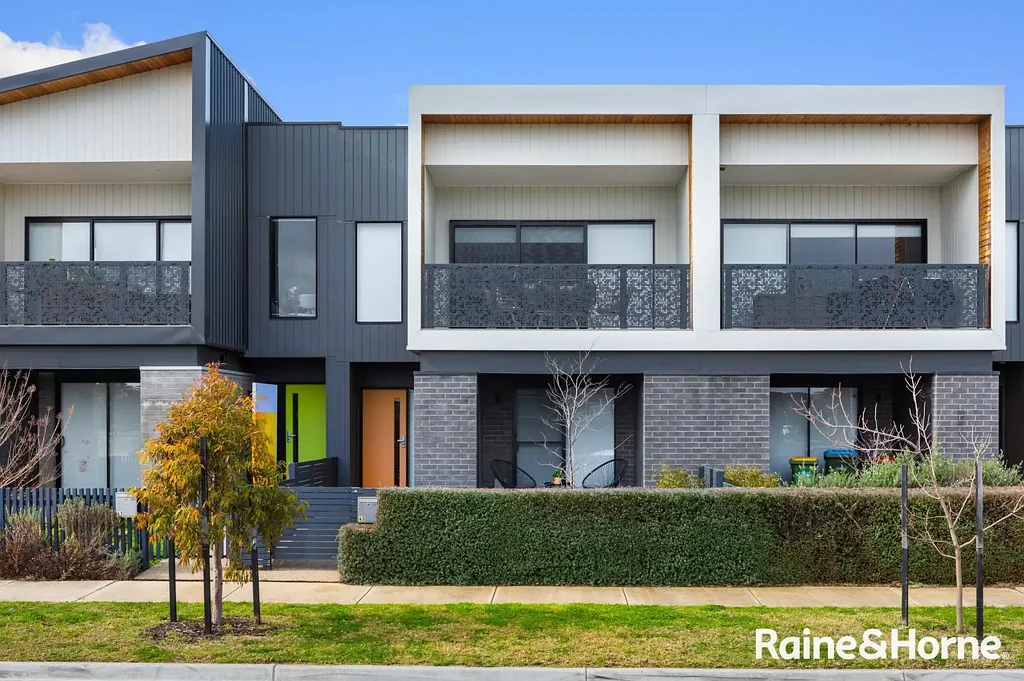 Fabulous Townhouse in Saratoga Estate, Point Cook!