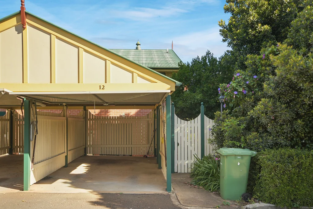 Close to CBD - lawns included!