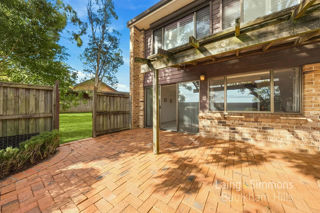 Spacious Three-Bedroom Townhouse with One Common Wall! Near Express Buses, Shops and Schools