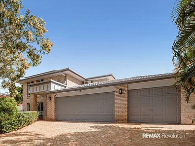 Mansfield 5房 三车位车库。侧面通道。Mansfield State High 学区。您以为不存在的家园。 Three-Car Garage. Side Access. Mansfield State High Catchment. The Home You Thought Didn't Exist.