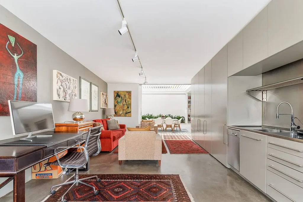 Unique all-season outdoor home in Engelen Moore building