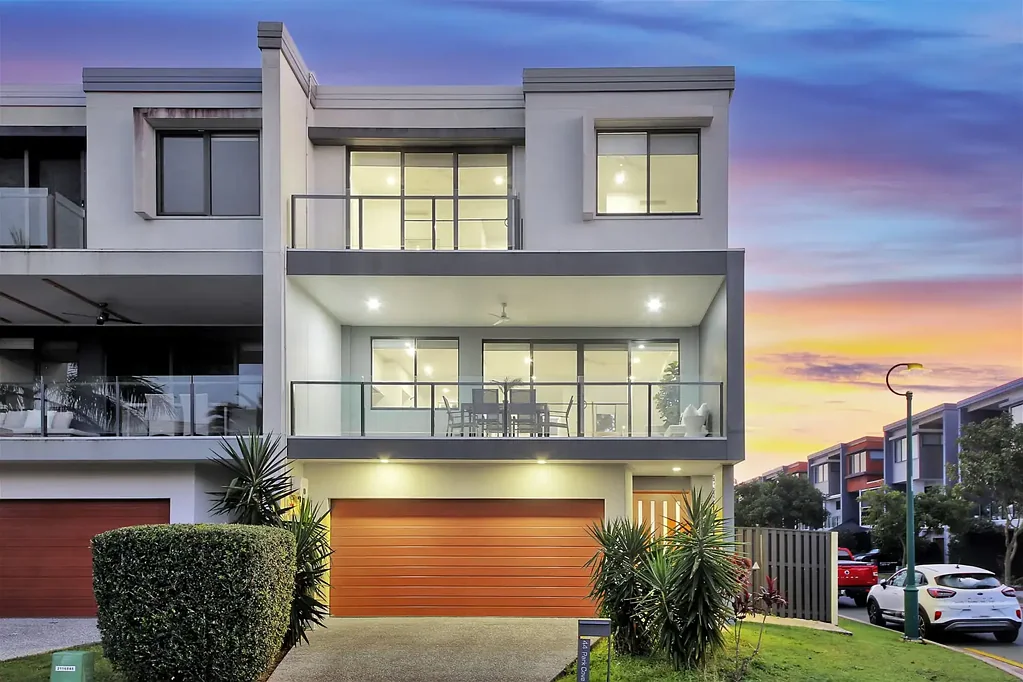 Hope Island 4 Bedroom SIMPLY THE BEST - Fantastic 4 Bedrooms Terrace Home