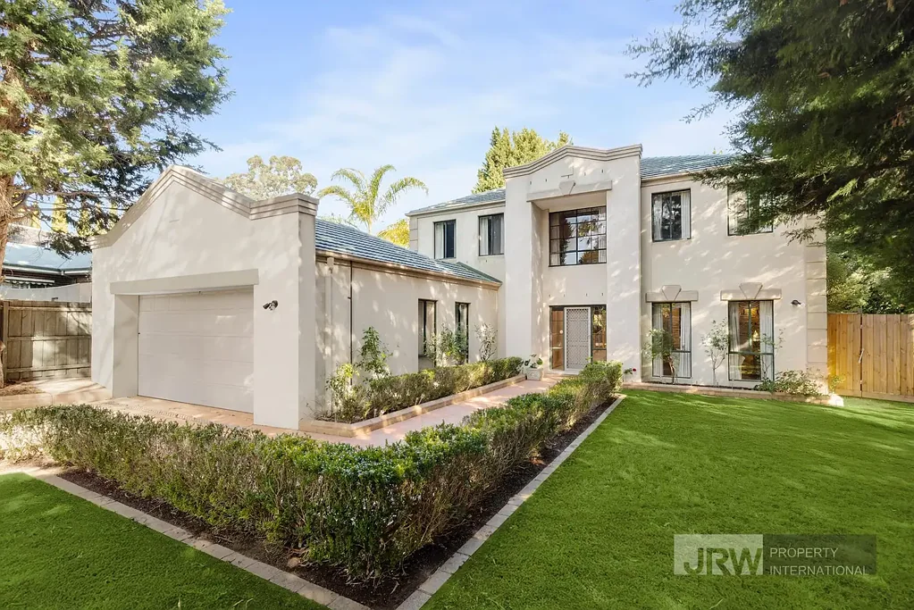 Rowville 6房 Rowville私密街道 法式优雅 finish 六居室大家庭设计 Electrolux厨房 蓝色瓷砖splashback 六卧两en suite 太阳能pool 管道冷暖 Heany Park学校附近 Elegant, Classic & Family-Ready Grand Family Living in Rowville