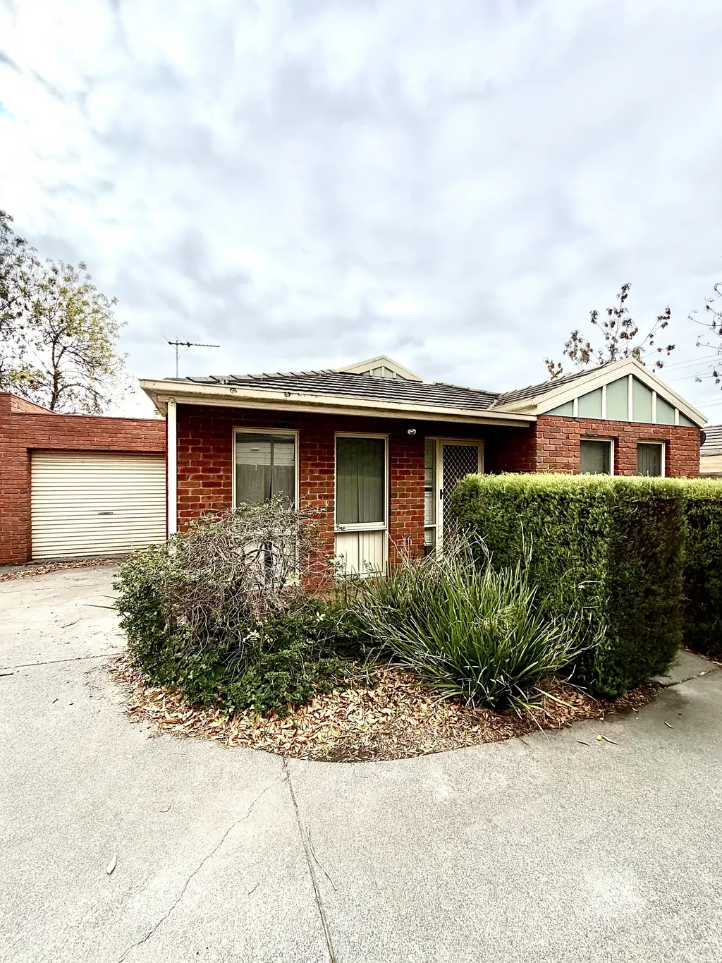 2 Bedroom Villa -Short walk to train and shopping strip