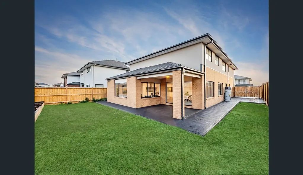 Clyde North 5房  Brand New 5 Bedrooms Spacious Family Home