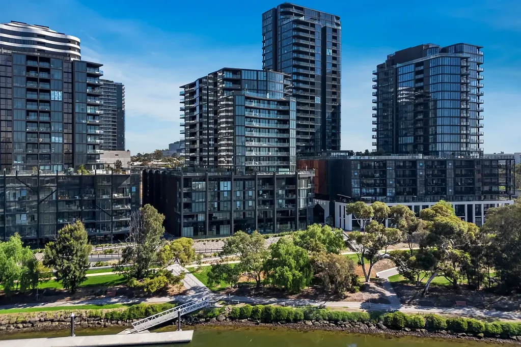 Footscray 2Zimmer Sleek City-Fringe Investment with River & CBD Views