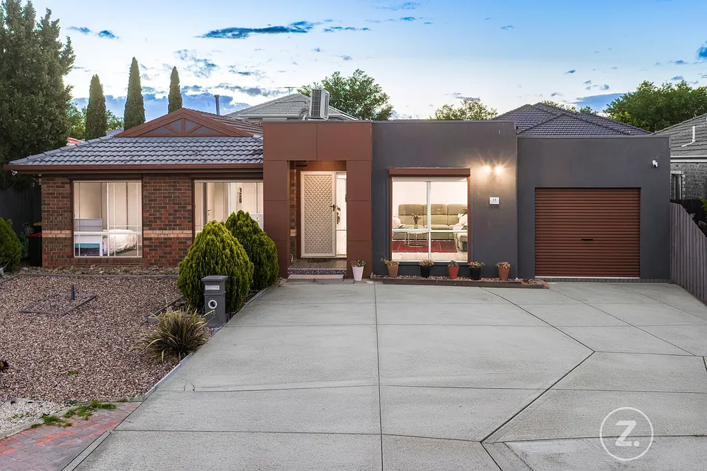 Delahey 4房 精心翻新四卧 宽敞开放布局 优质不锈钢电器 全高瓷砖浴室 户外娱乐灶台 街外充足停车 Delahey热门地段 Dual Kitchens, Designer Renovation & Family Comfort in Prime Delahey