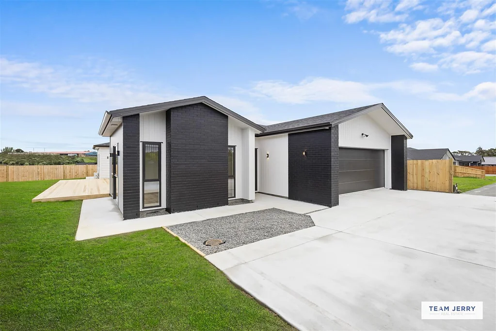 Pukekohe 4Moenga Spacious & Stylish - 2 Living with 2 Master Suites