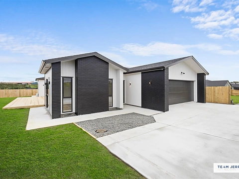 Pukekohe 4房  Spacious & Stylish - 2 Living with 2 Master Suites