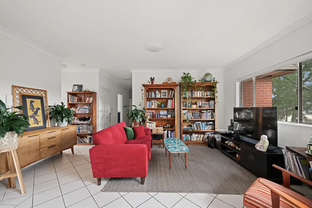 Dulwich Hill 2房 安保顶层公寓 开放式家庭空间 绿意阳台朝北东 大型厨房石英台面 双层玻璃卧室 宁静浴缸浴缸 车库访客停车 绿树景观步行便利 Light Rail对面 Metro一公里 Airy and Bright North/East Facing Abode + LUG In Quiet Rear Section