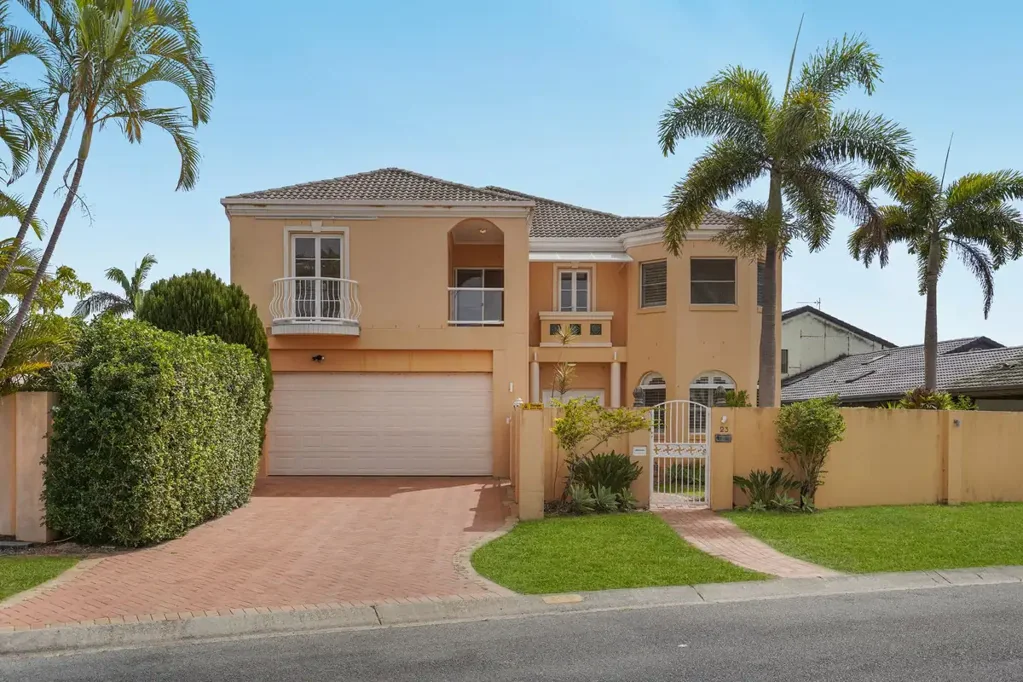 Runaway Bay 6બેડરૂમ A Magnificent Waterfront Residence with Panoramic Views