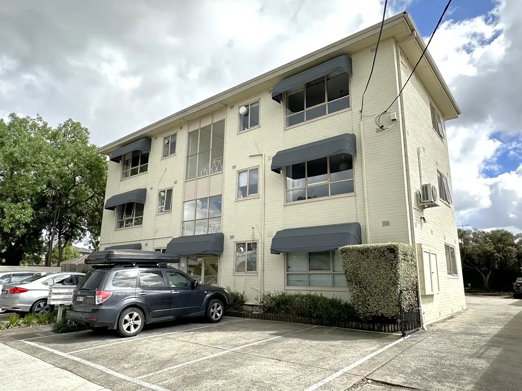 Low Maintenance Apartment in Ideal Central Location!