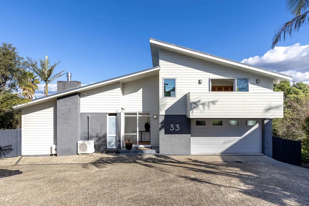 Kohimarama 4房 1970年代经典住宅！精心翻新，内进式双车库，1048m²地块，尽享高品质生活！ Chic Revival of 70s Classic