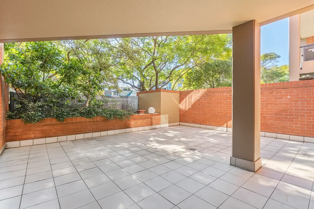Erskineville 1બેડરૂમ 112sqm North facing one bedroom + study courtyard apartment w/parking