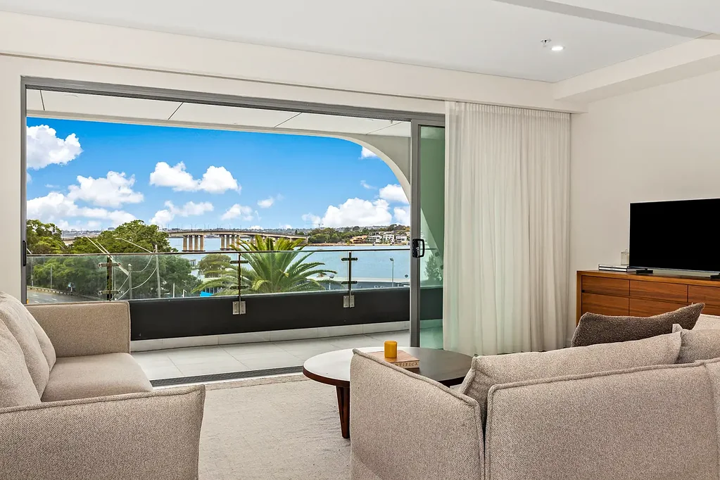 Sans Souci 2બેડરૂમ Stunning Brand new waterside apartment in luxurious complex