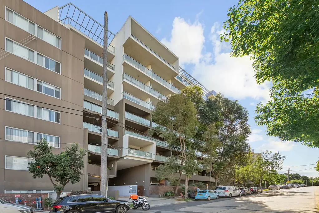 Homebush 1房 180度全景视野 东北向阳光充沛 黄金中心地段 现代厨房卫浴 安全车位配置 North east facing apartment in the heart of Homebush