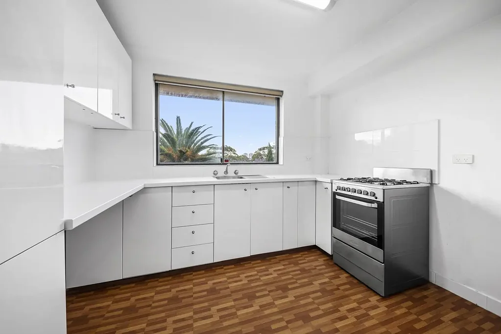 Light filled 2 Bedroom offering in well maintained Block