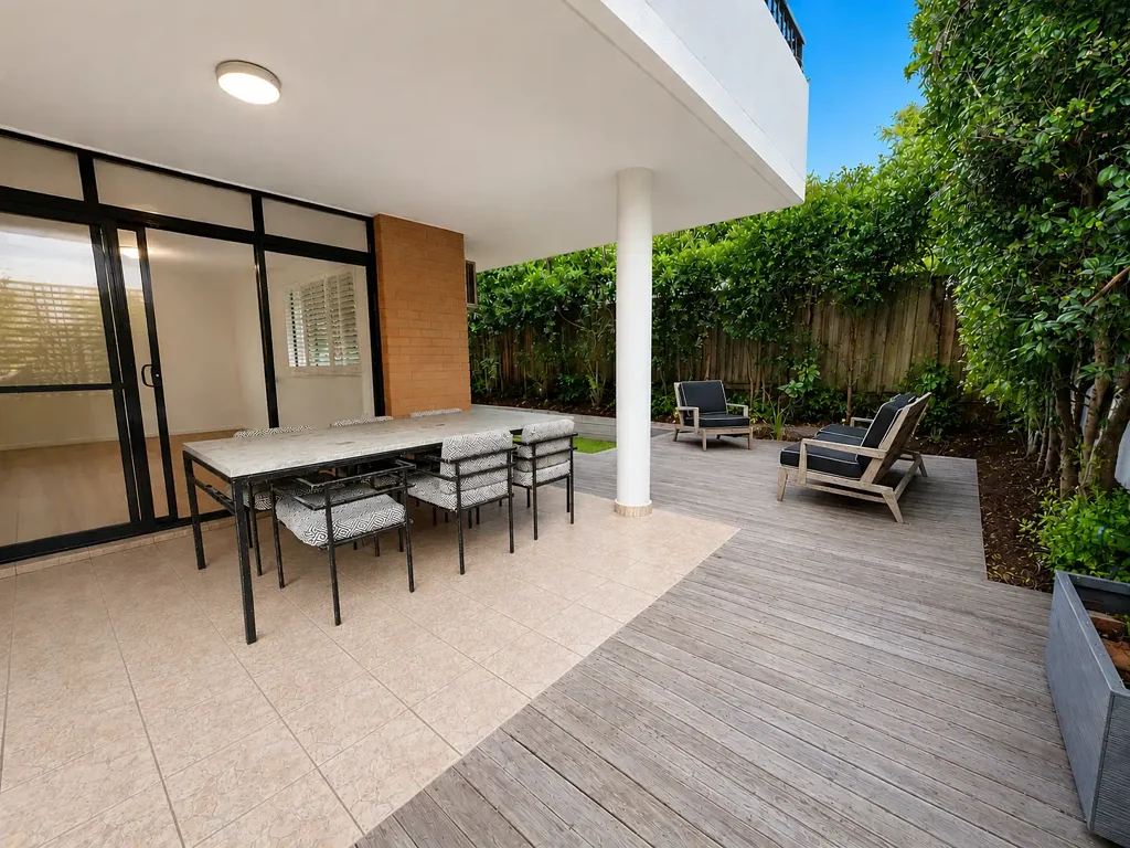 Stylish Garden Apartment At Rear Of Block ¬ 400M To The Sand And Surf