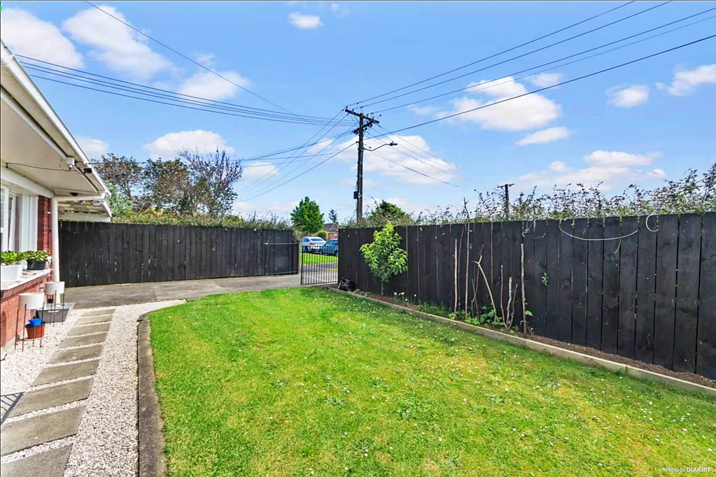 Mangere 3Moenga 'Affordable, road front, lots of parking!