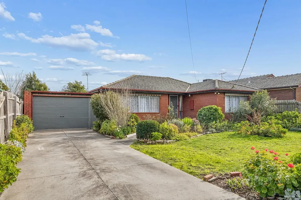 Craigieburn 3房 罕见的835平方米地块，潜力无限 Endless Potential on a Rare 835m² Allotment