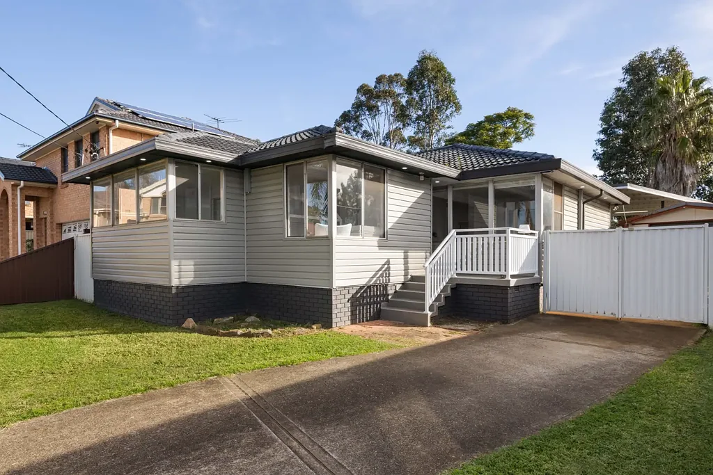 Greystanes 3房 556平米高地地块 蓝带地段 三卧带柜 流畅空间 省级厨房 宁静庭院 步行设施 Refined Family Sanctuary in Highly Sought After Locale