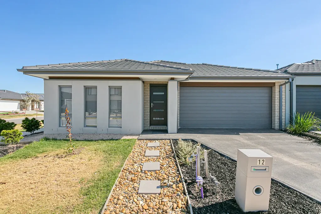 Spacious 4 bedroom home in the Heart of Wyndham Vale