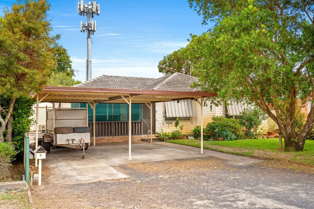Woy Woy 3房  Investing or Starting? Solid Home - Terrific block.