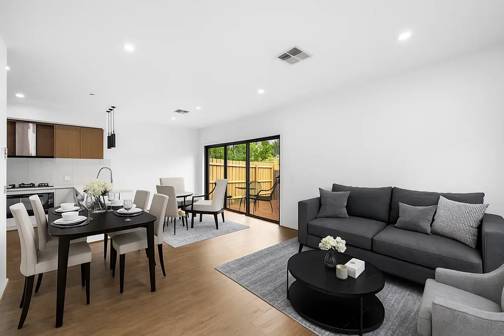 Mooroolbark 3房 独立临街面 宽敞起居空间 现代不锈钢电器 阳光露台 主卧套间浴室 高效冷暖系统 双车库后卷帘门 步行生活便利 Spacious Modern Living with Style and Convenience