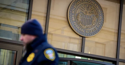 美联储再度降息却吵成一团：三位高官罕见反对，内部分歧加剧