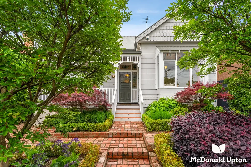 Moonee Ponds 5房 波罗的海松木地板 高耸天花板 彩色玻璃铅光 四卧宽敞布局 壁炉正式客厅 大型家庭浴室 独立浴缸淋浴 U形优质厨房 Neff电器 家用工作空间 城市景观套间 藤蔓户外平台 砂岩庭院花园 家庭安全系统 Period Delight for Modern Families