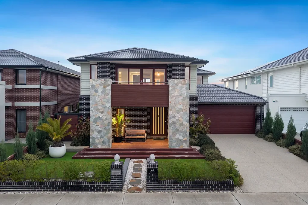 Mickleham 5房 6星能源评级 Caesarstone厨房 Neff自清洁oven 主套房带水疗浴缸 户外自清洁泳池SPA App控制度假风格 Architectural Brilliance with Resort-Style Sophistication