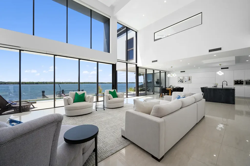 Paradise Point 5Zimmer Modern Contemporary Home in as New Condition - East Facing to Broadwater- Quality Construction with Suspended Concrete Slab -