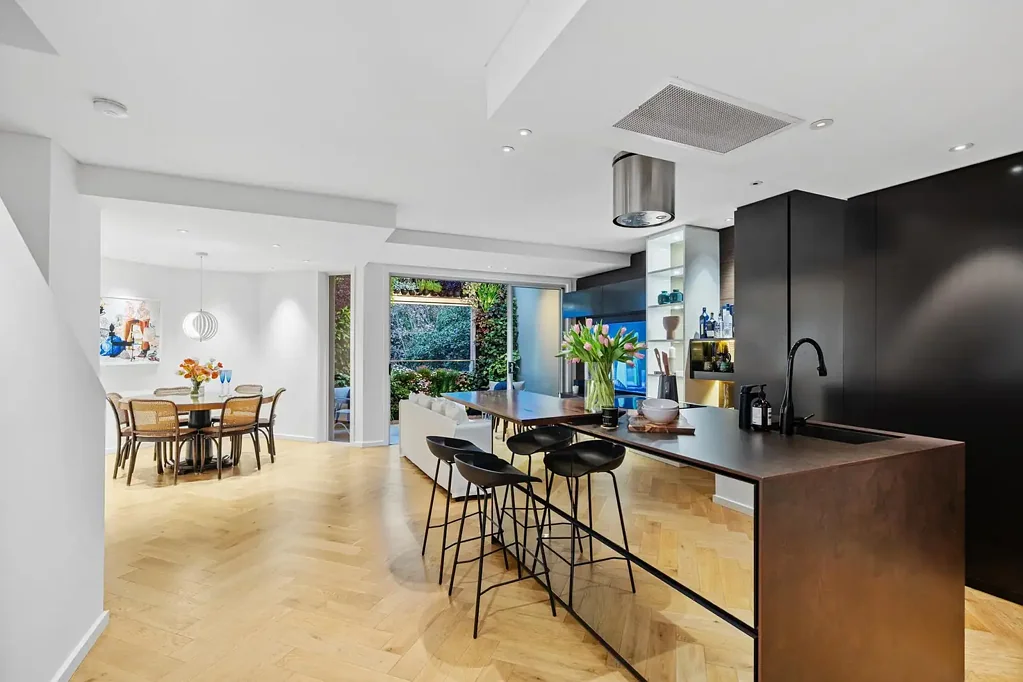 Potts Point 1房 CBD古建筑奢华公寓 两层独立设计 卧室套房私密露台 美食厨房室内外生活 主人套房高端饰面 智能生活安全停车 豪华配置一应俱全。 Sophisticated Inner-City Living in Iconic Heritage Setting
