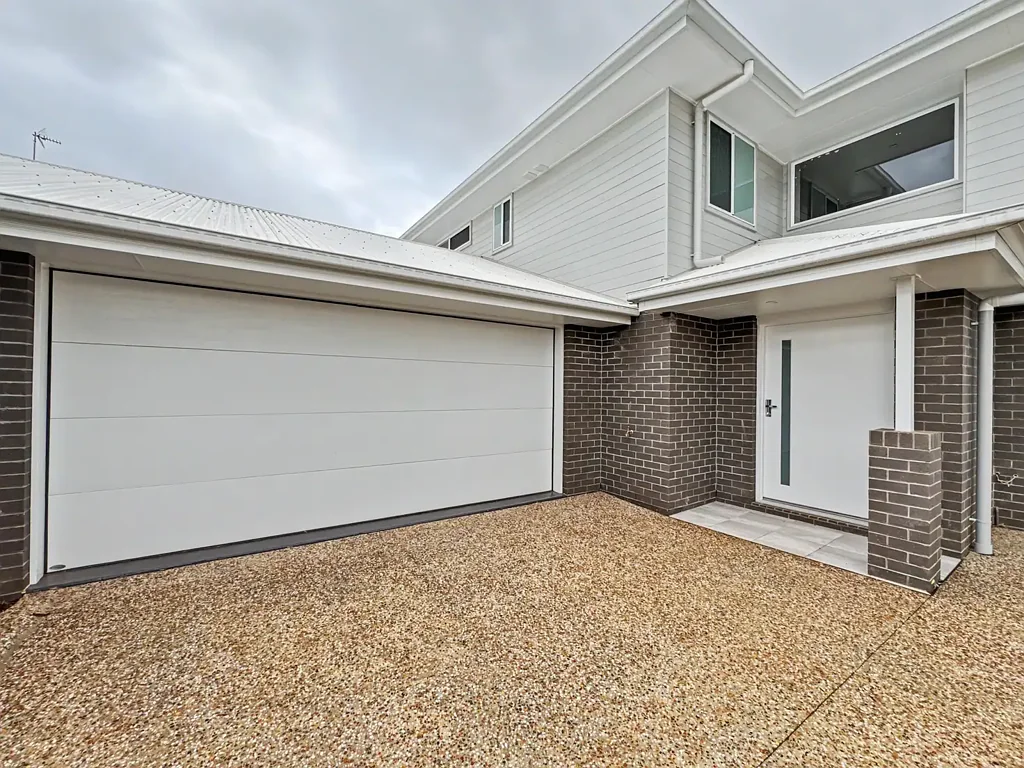 Spacious Modern Townhouse In Handy Newtown