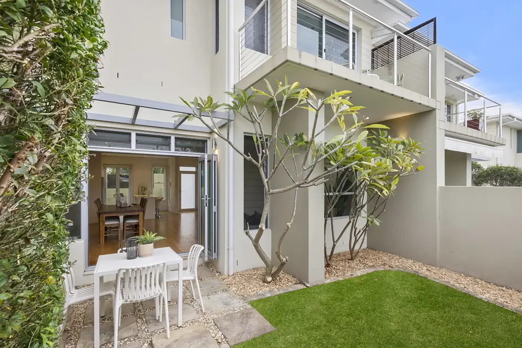 Cronulla 3Zimmer Modern Coastal Living with Exceptional Garage Space