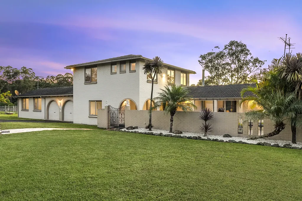 Kurrajong 5ਬੈੱਡਰੂਮ Private Versatile Acreage with Equestrian Use, Substantial Dam Water & Mountain Views