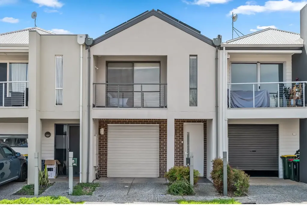 Spacious Townhouse in Mawson Lakes Location FOR RENT!