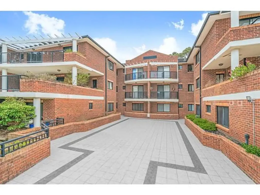 Spacious Ground-Floor 3-Bedroom Apartment with Expansive Courtyard