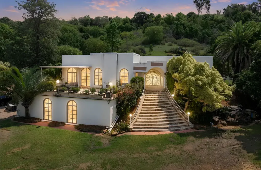 Minden 5chambre Commanding Acreage Estate on Over 21* Acres, with Sprawling Floor Plan